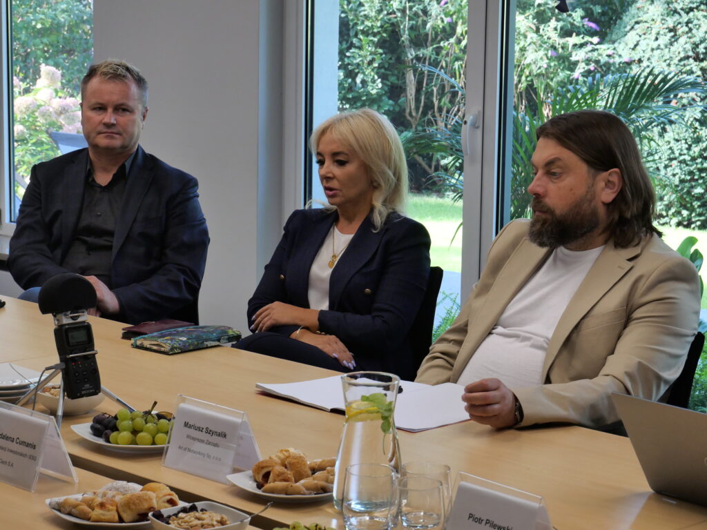 Andrzej Maślak, Beata Mońka i Mariusz Szynalik podczas Okrągłego Stołu.