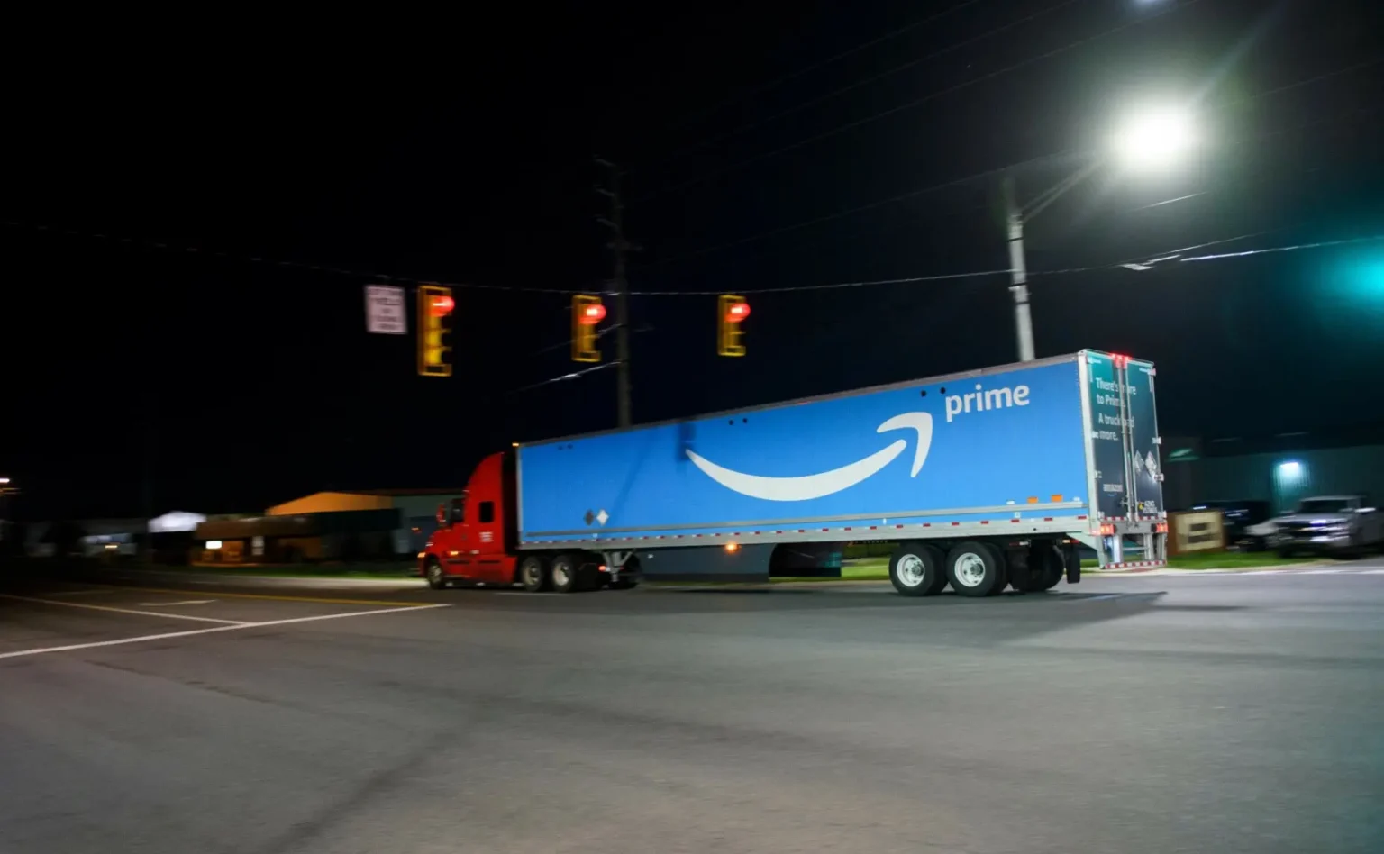 ESG Amazona. Ciężarówka z logo Amazon Prime / Fot. PATRICK T. FALLON/AFP/East News