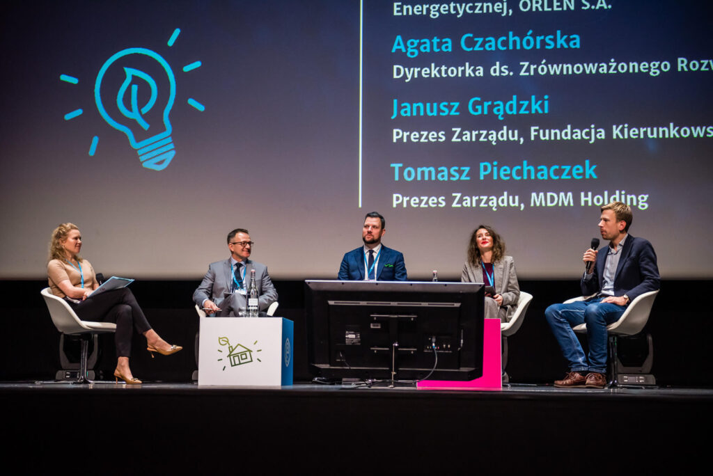 OEES w Krakowie - eksperci rozmawiają o potrzebie inwestycji w zieloną energię.
