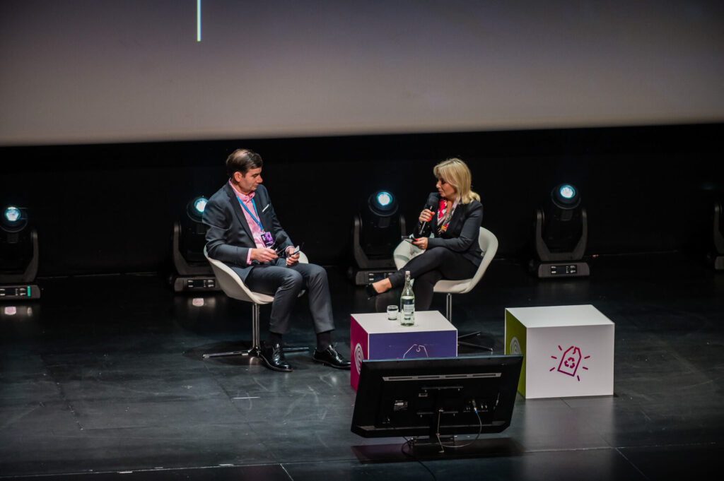Beata Mońka i Robert Maciąg dyskutują o znaczeniu ESG dla małych i średnich przedsiębiorstw na forum branżowym