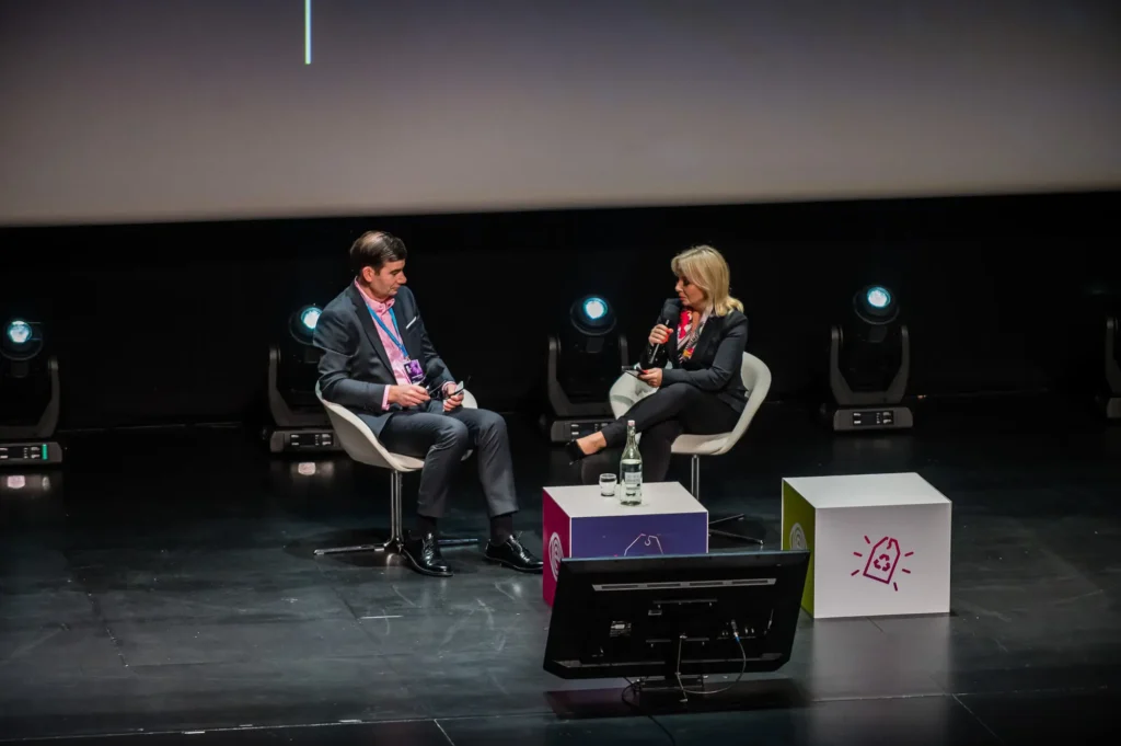Beata Mońka i Robert Maciąg dyskutują o znaczeniu ESG dla małych i średnich przedsiębiorstw na forum branżowym