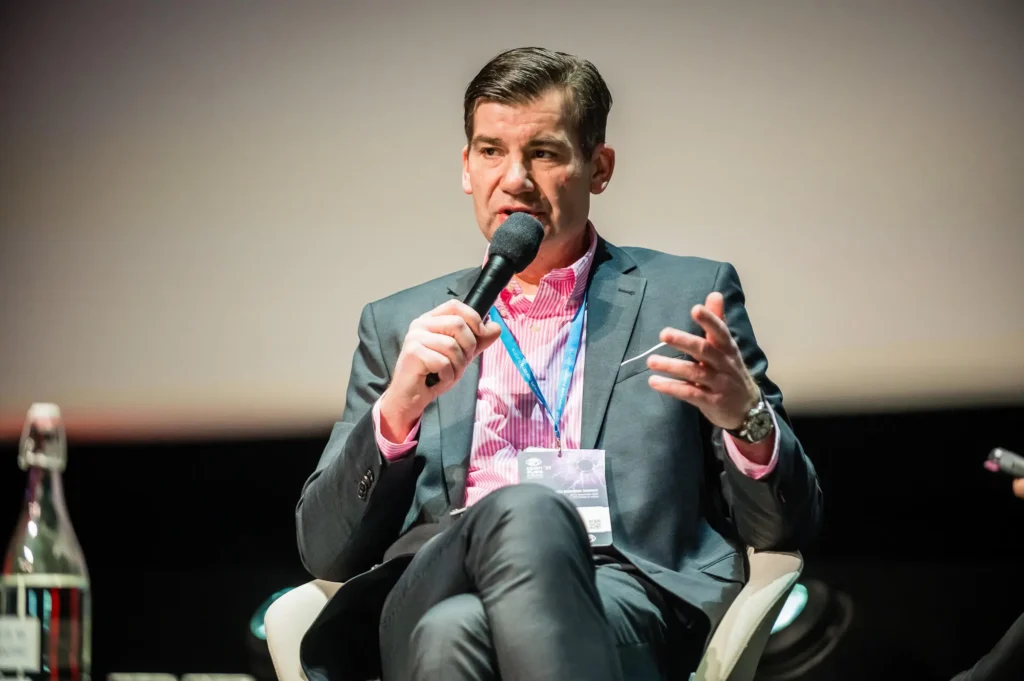 Robert Maciąg omawia wyzwania związane z wdrażaniem standardów ESG w kontekście małych i średnich firm.