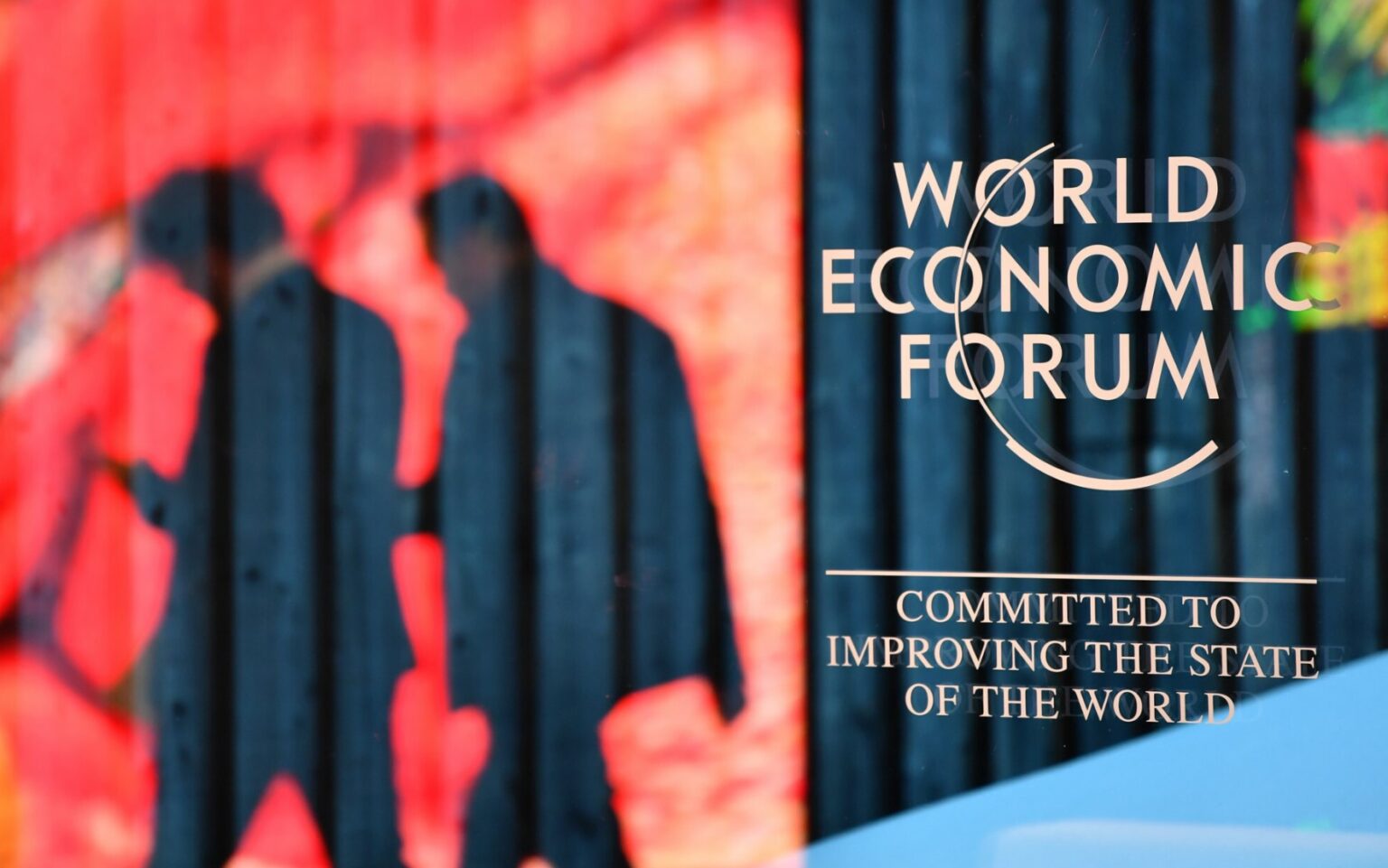 Strategia ESG. Jak ją stworzyć? Na zdjęciu ludzie mijający logo Światowego Forum Ekonomicznego w Davos 2024 / Fot. Lian Yi/Xinhua News/East News