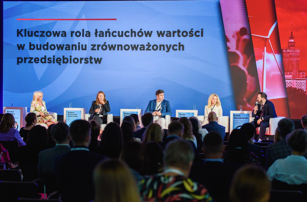 O kluczowej roli łańcuchów wartości w budowaniu zrównoważonych przedsiębiorstw debatowali do lewej: Beata Mońka, CEO Art of Networking, Izabela Karolczyk Szafrańska, Członek Zarządu i Chief Marketing& ESG Officer w InPost Group, Robert Maciąg, CEO LSP Group, Beata Dziekanowska, Dyrektorka ds. relacji instytucjonalnej i komunikacji korporacyjnej w Grupa Ferrero w Polsce oraz Kamil Wyszkowski, Dyrektor Wykonawczy UNGCN Poland.