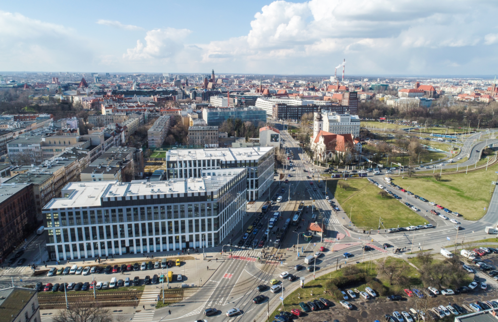 Białe pokrycie dachu biurowca City Forum odbija promieniowanie, co zmniejsza efekt miejskiej wyspy ciepła